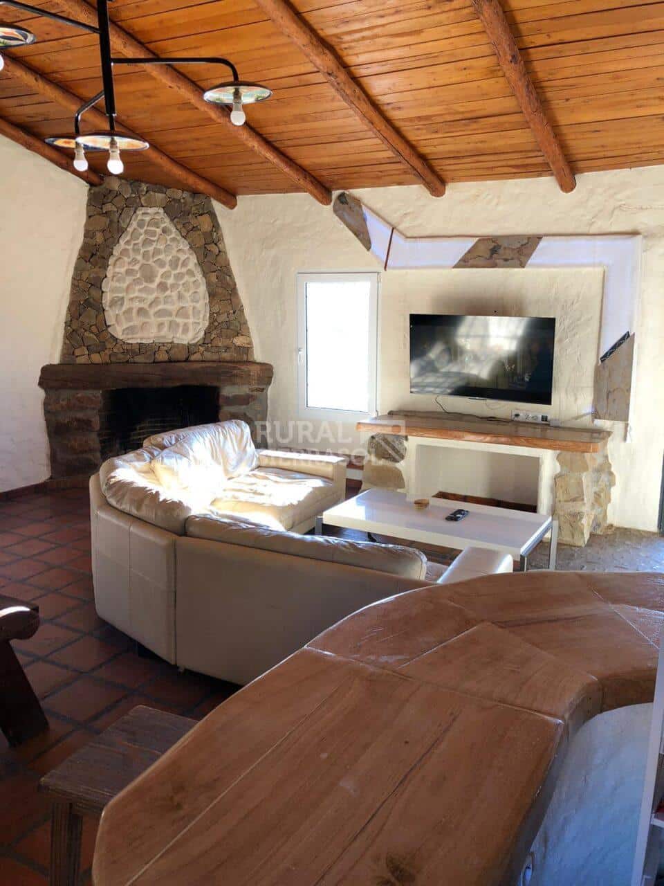 sofá y TV de Casa rural en Ubrique (Cádiz)- 0524