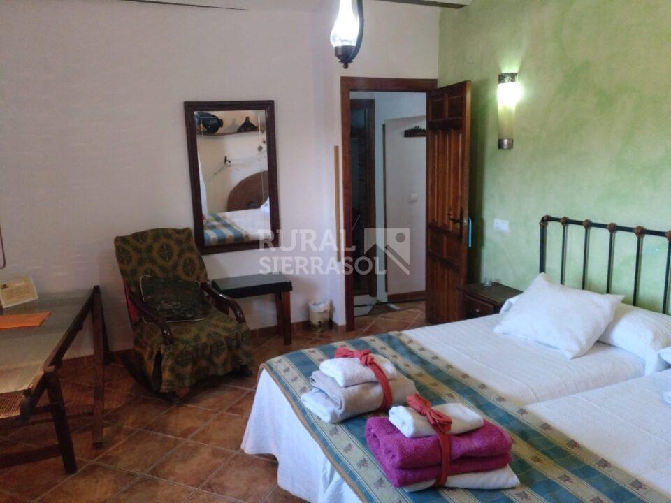 Camas y sillón de casa rural en Freila (Granada) referencia 0223