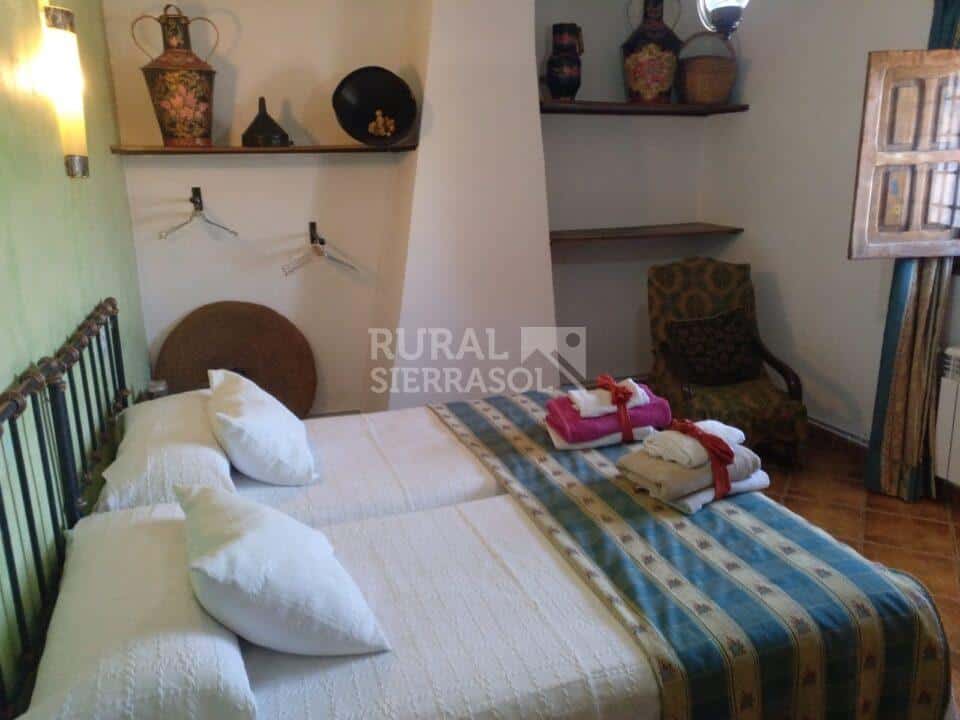 Camas y decoración de casa rural en Freila (Granada) referencia 0223