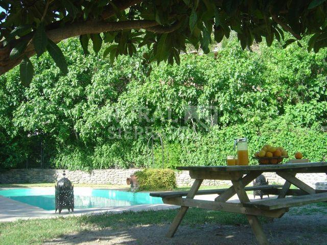 Mesa y piscina de casa rural en Órgiva (Granada) referencia 1084