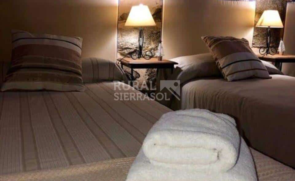 Toallas y camas de casa rural en Navaluenga (Ávila) referencia 4073