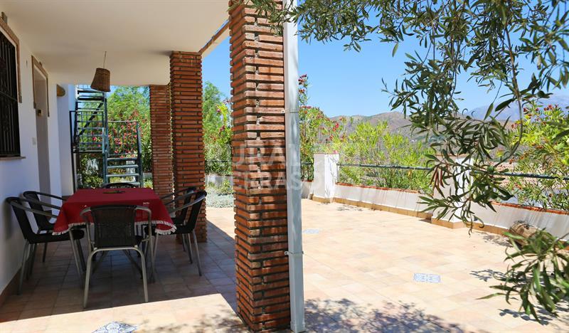 Vista del porche de casa rural en Cútar (Málaga) referencia 4126