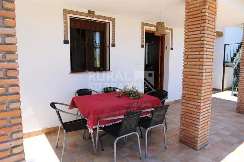 Mesa del porche de casa rural en Cútar (Málaga) referencia 4126