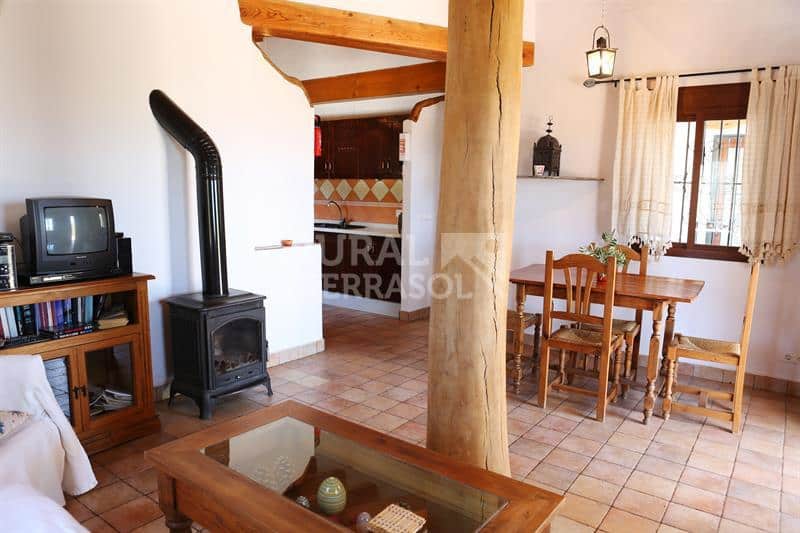 Salón y su chimenea de casa rural en Cútar (Málaga) referencia 4126