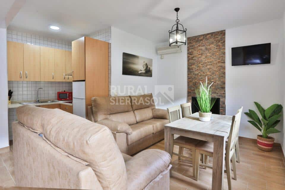 Salón-comedor de casa rural en Arroyo Frío (La Iruela, Jaén) referencia 4124