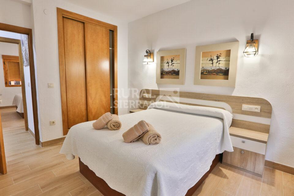 Cama de matrimonio y armario de casa rural en Arroyo Frío (La Iruela, Jaén) referencia 4124