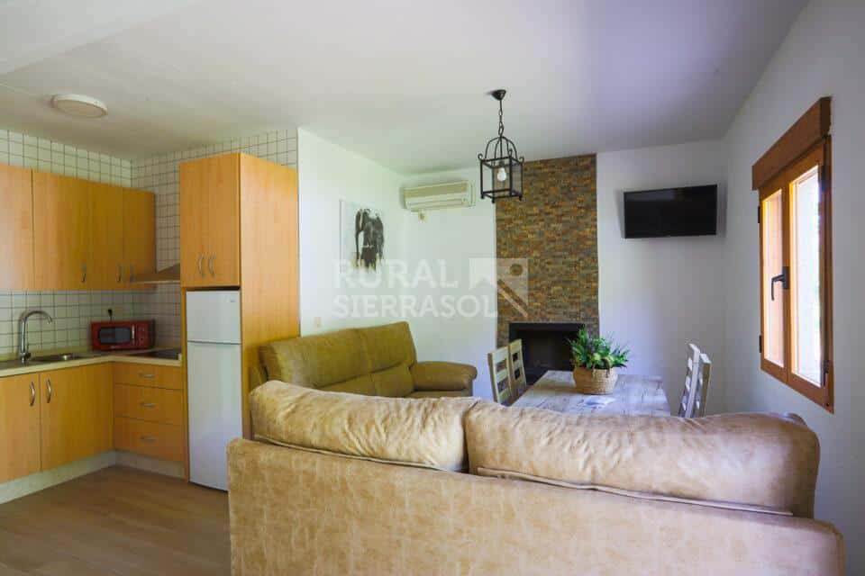 Salón y chimenea de casa rural en Arroyo Frío (La Iruela, Jaén) referencia 4124