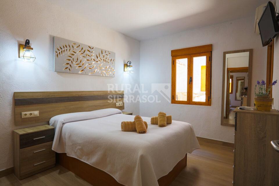 Cama y ventana de casa rural en Arroyo Frío (La Iruela, Jaén) referencia 4124