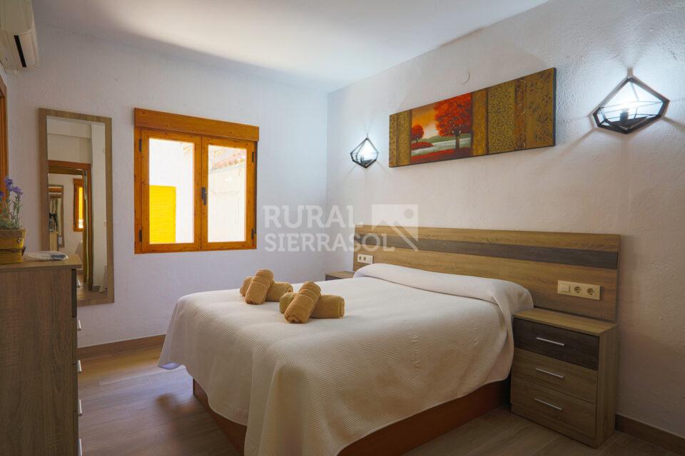 Cama de matrimonio y ventana de casa rural en Arroyo Frío (La Iruela, Jaén) referencia 4124