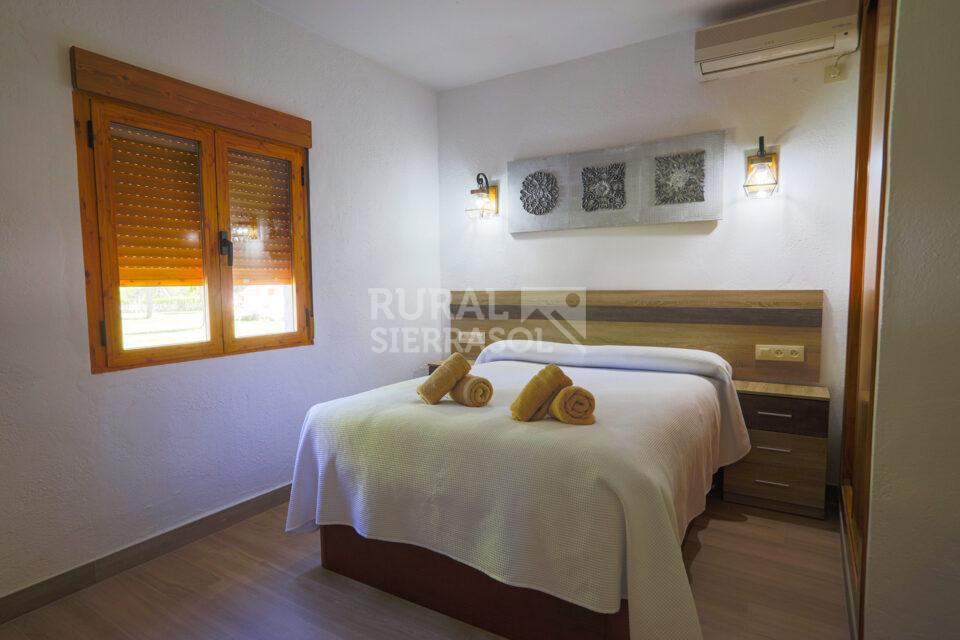 Habitación iluminada de casa rural en Arroyo Frío (La Iruela, Jaén) referencia 4124