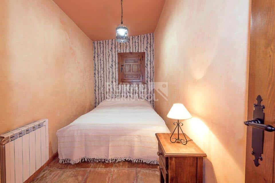 Confortable Casa Rural en Huétor de Santillán, con chimenea, calefacción y barbacoa - Imagen 5