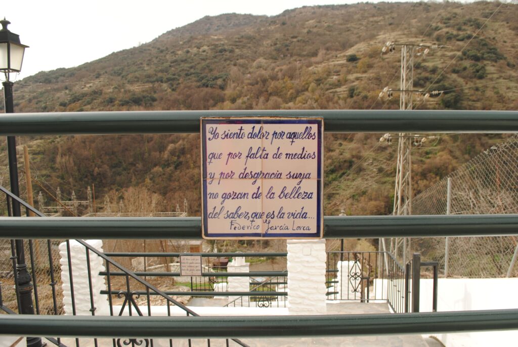 Décimo verso del Paseo Federico García Lorca en Pampaneira: Yo siento dolor por aquellos que por falta de medios y por desgracia suya no gozan de la belleza del saber, que es la vida...