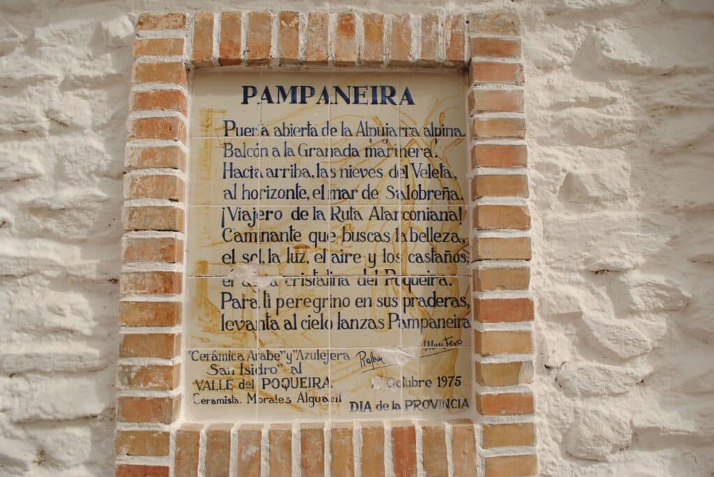 Pequeño poema sobre Pampaneira del Paseo Federico García Lorca en Pampaneira que dice: Puerta abierta de la Alpujarra alpina. Balcón a la Granada marinera. Hacia arriba, las nieves del Veleta, al horizonte, el mar de Salobreña. ¡Viajero de la Ruta Alarconiana! Caminante que busca la belleza, el sol, la luz, el aire y los castaños, el agua cristalina del Poqueira. Para ti peregrino en sus praderas, levanta al cielo lanzas Pampaneira.