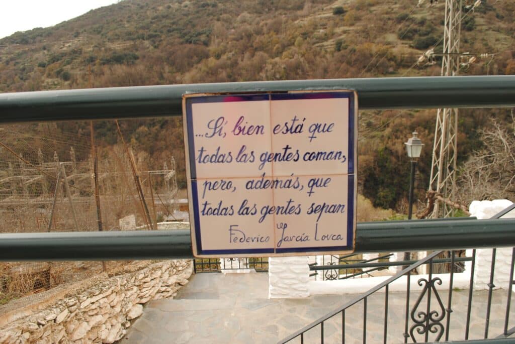 Undécimo verso del Paseo Federico García Lorca en Pampaneira que dice: ... Sí, bien está que todas las gentes coman, pero, además, que todas las gentes sepan