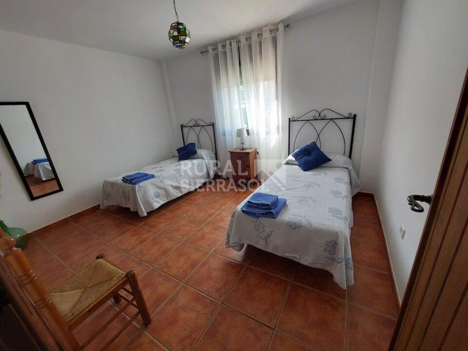 Casa Rural en Sedella, con piscina, barbacoa y bañera hidromasaje - Imagen 11