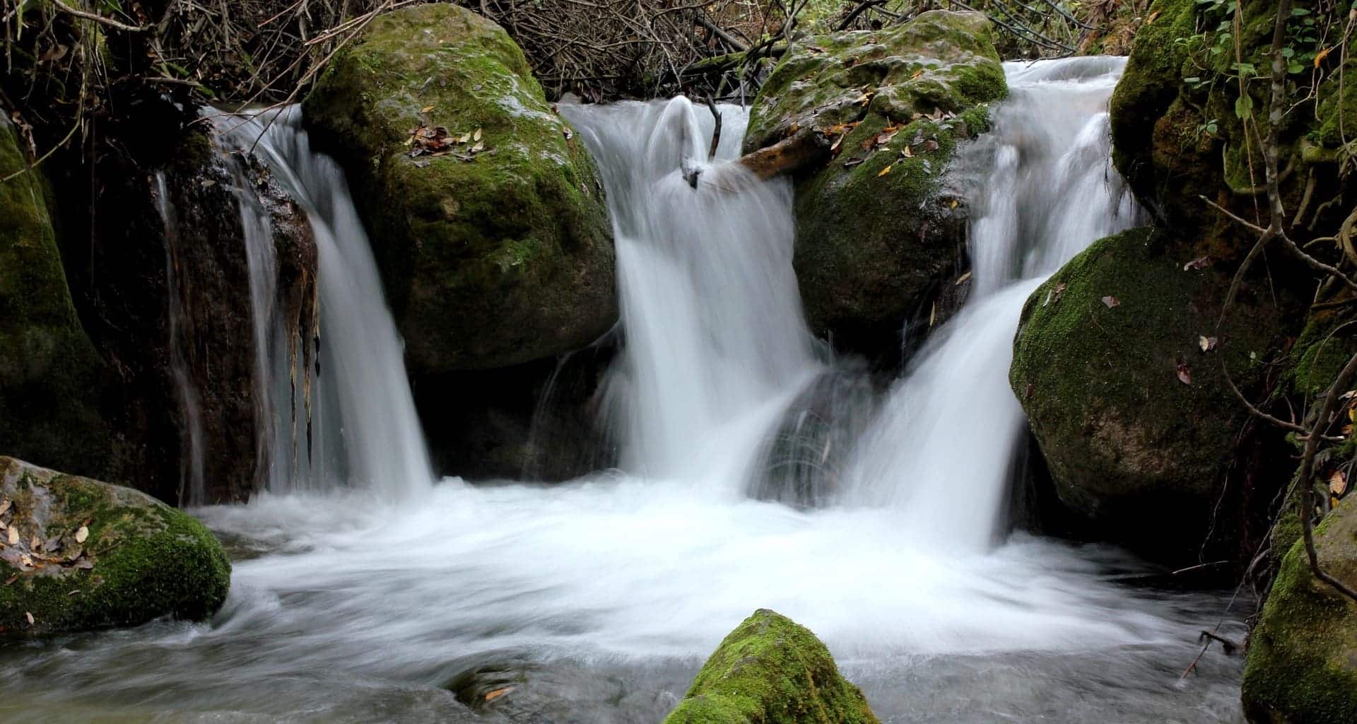 Río de una de las rutas de senderismo por El Bosque