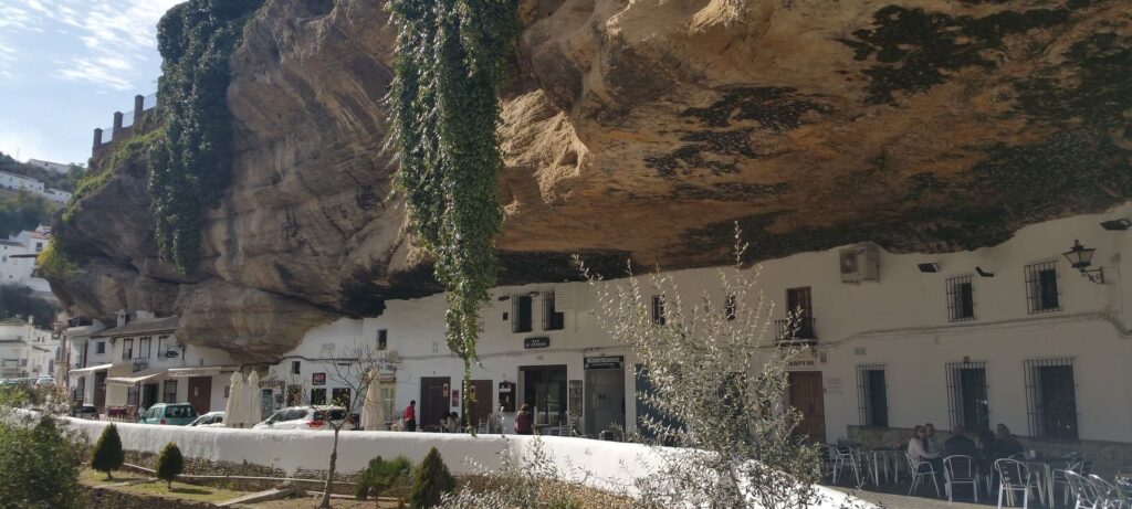 Calle Cuevas del Sol una de las calles de Setenil de las Bodegas