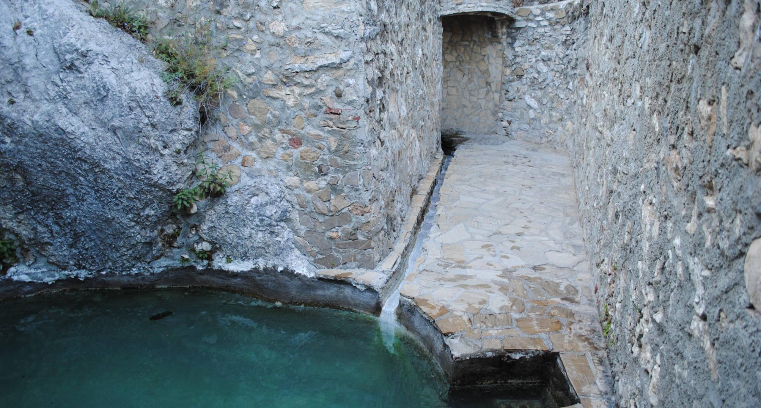 Pileta de baño de los Baños de Vilo en Periana