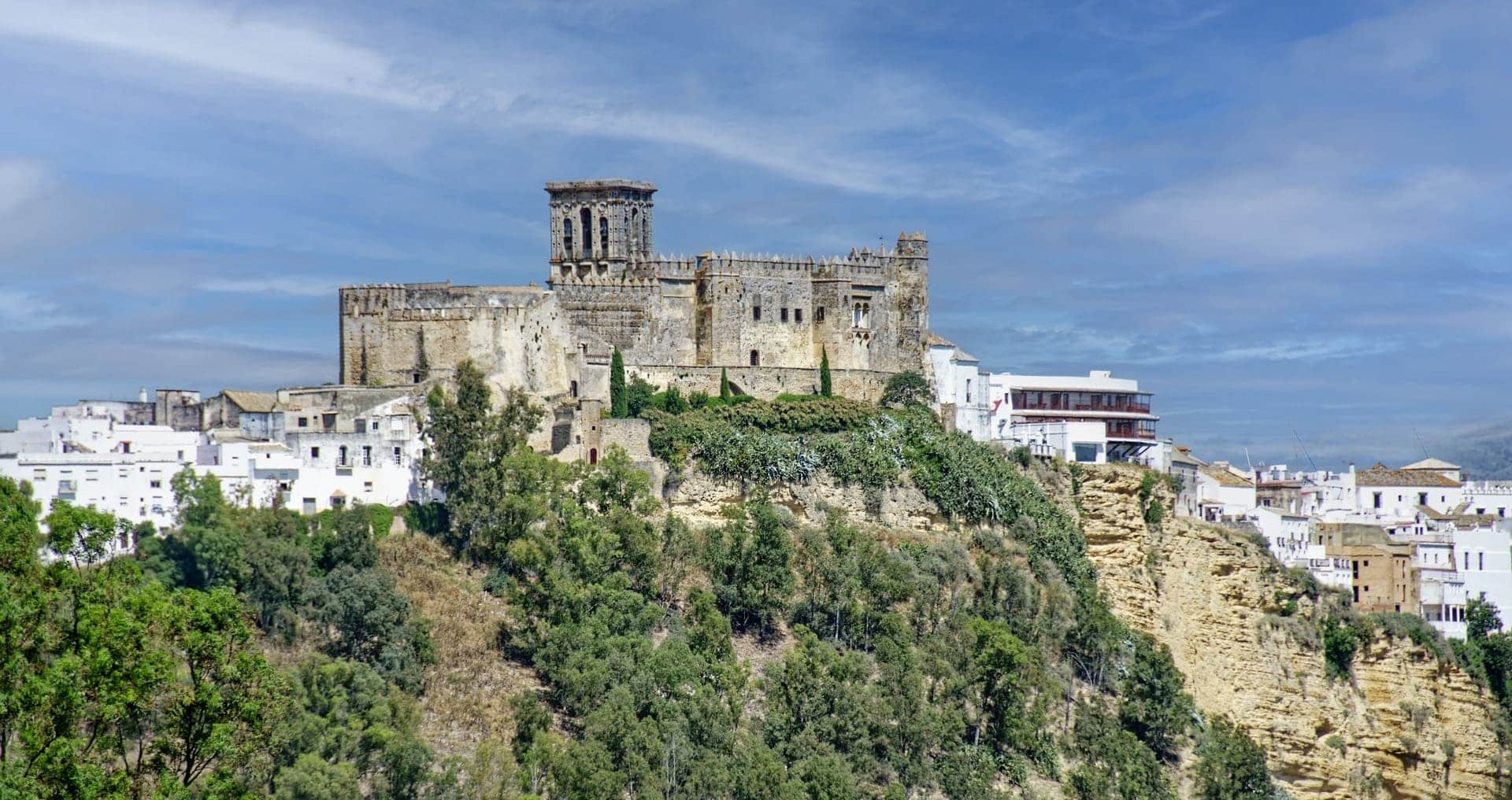 Vista del Castillo de Arcos de la Frontera y detrás la torre de la iglesia