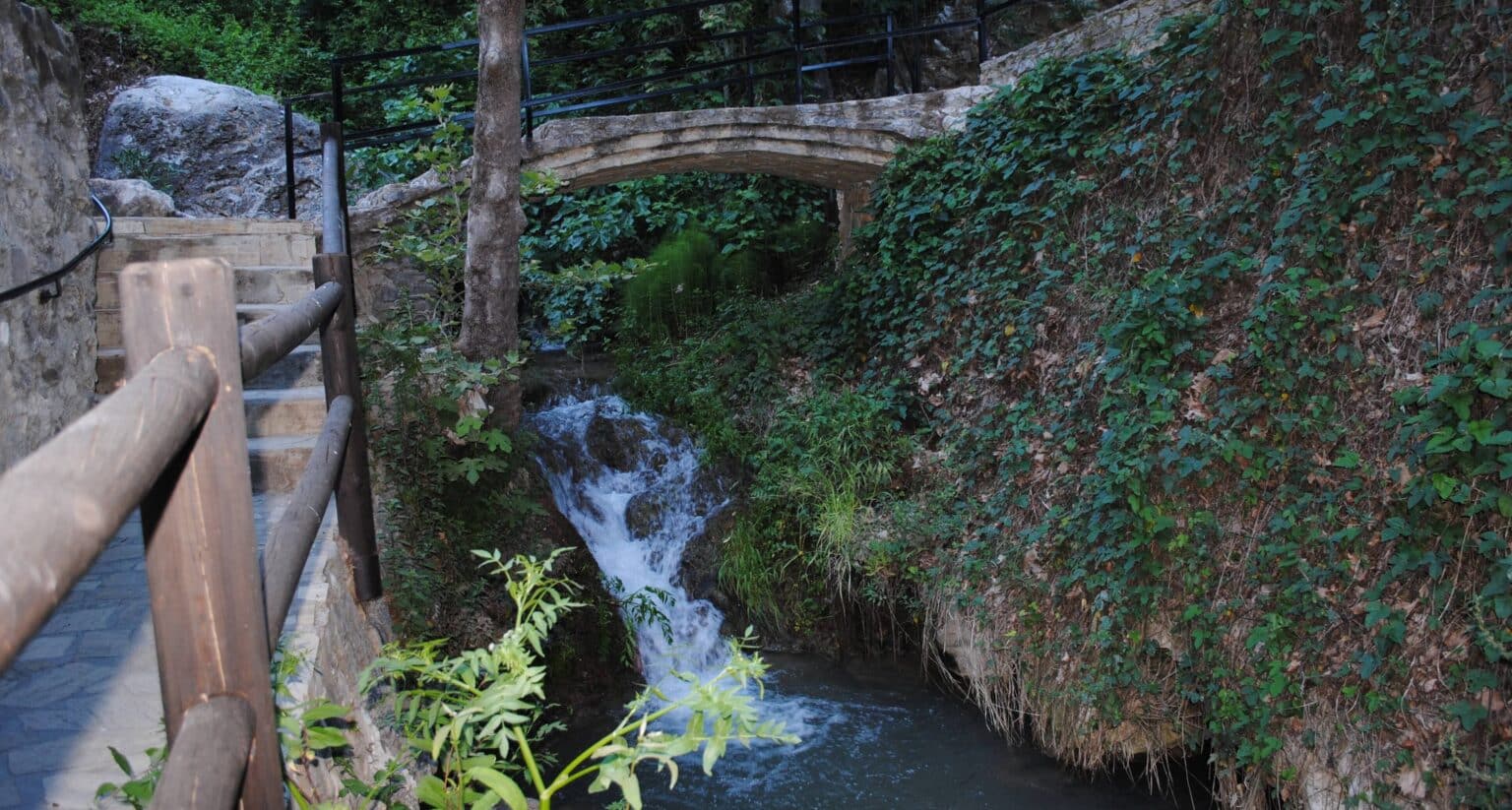 Puente y río en los Baños de Vilo de Periana