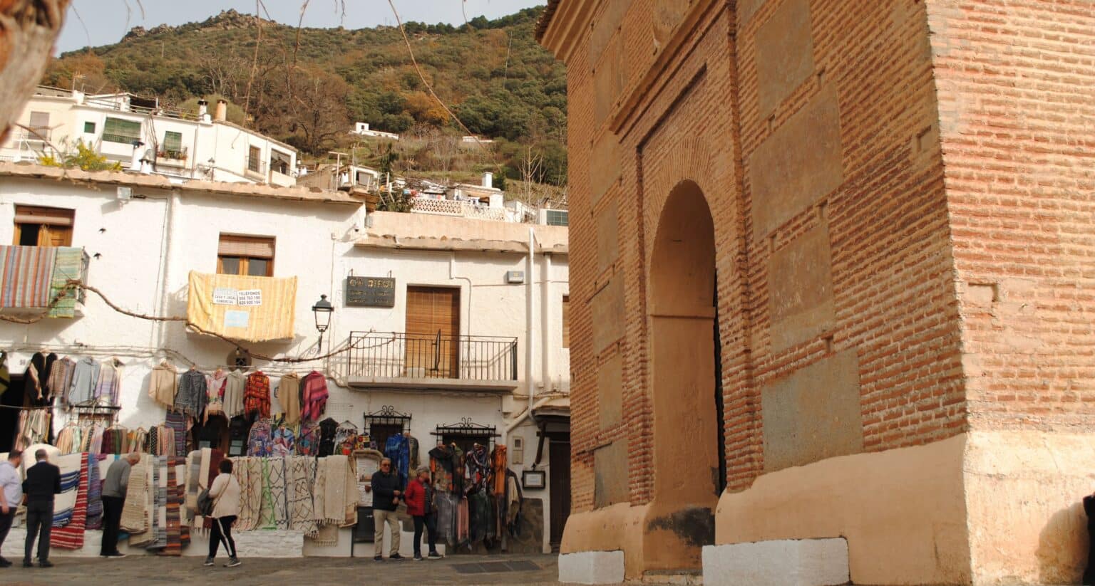 Plaza de la Libertad e iglesia de Pampaneira, uno de los pueblos más bonitos de Granada