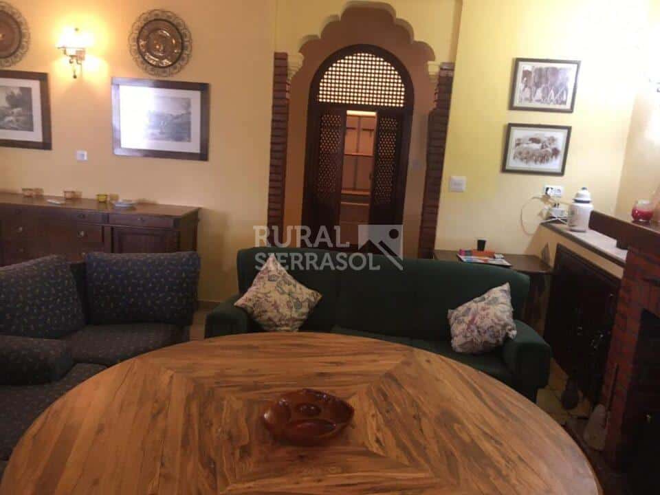 Mesa y sofá en salón de Casa rural en Teba (Málaga)-4137