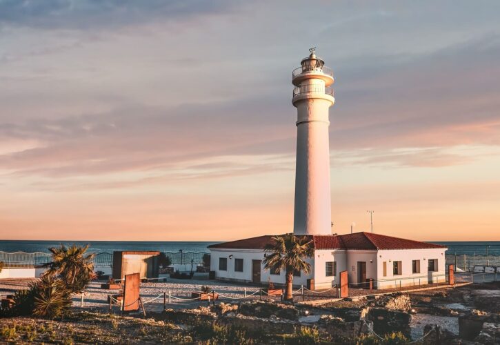 Conoce el Faro de Torrox y las maravillas de su entorno