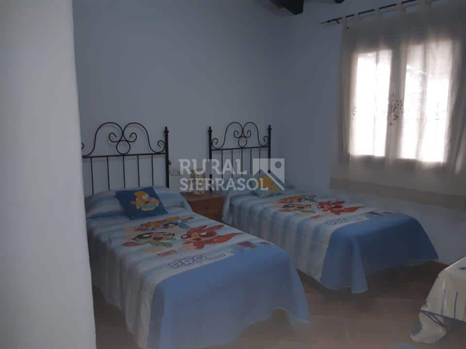 Dormitorio con 2 camas de Casa rural en Cómpeta (Málaga)-1280