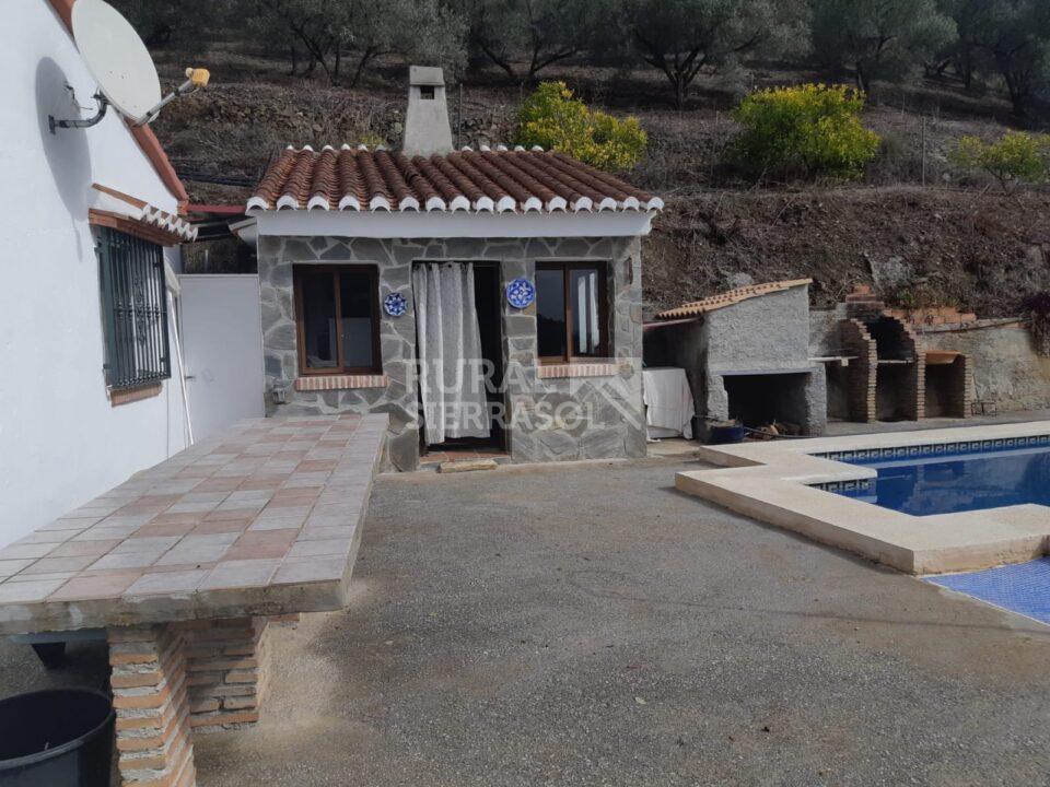 Piscina y barbacoa de Casa rural en Cómpeta (Málaga)-1280