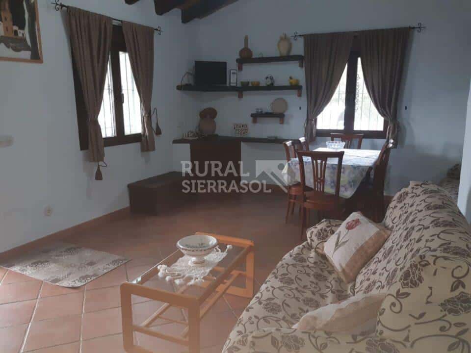 Salón con mesa de comedor de Casa rural en Cómpeta (Málaga)-1280