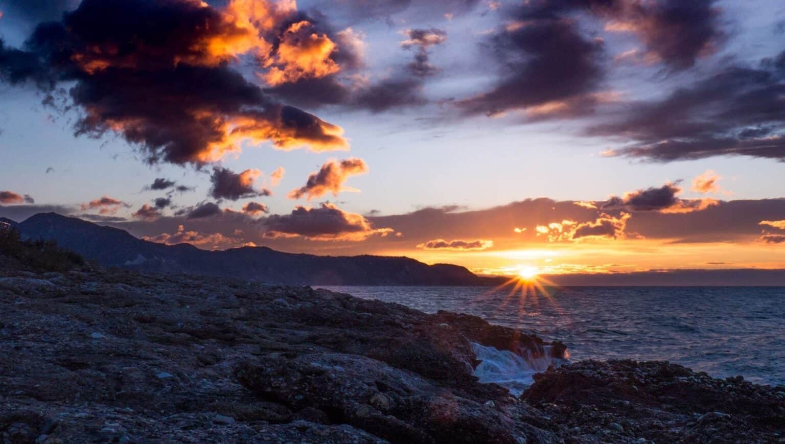 Amanecer desde una de las playas vírgenes de Nerja