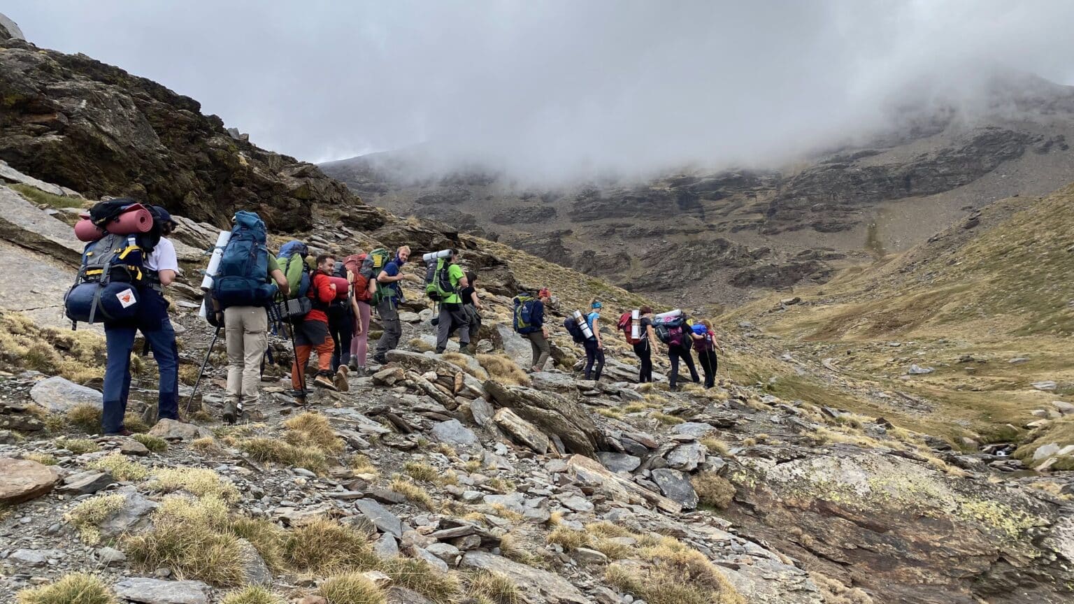 Grupo practicando senderismo por Sierra Nevada