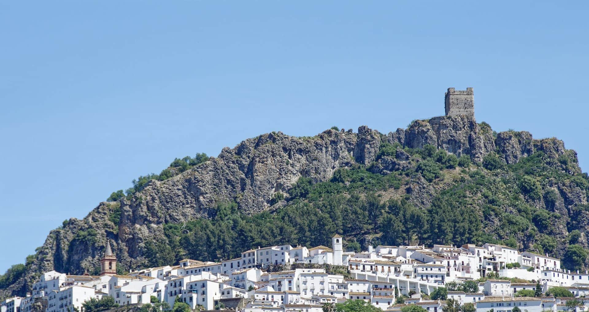 Vista del Castillo de Zahara de la Sierra y parte del pueblo