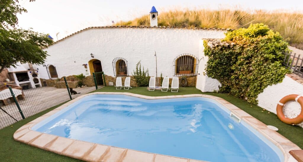 Vista de casa cueva de Hinojares desde el exterior