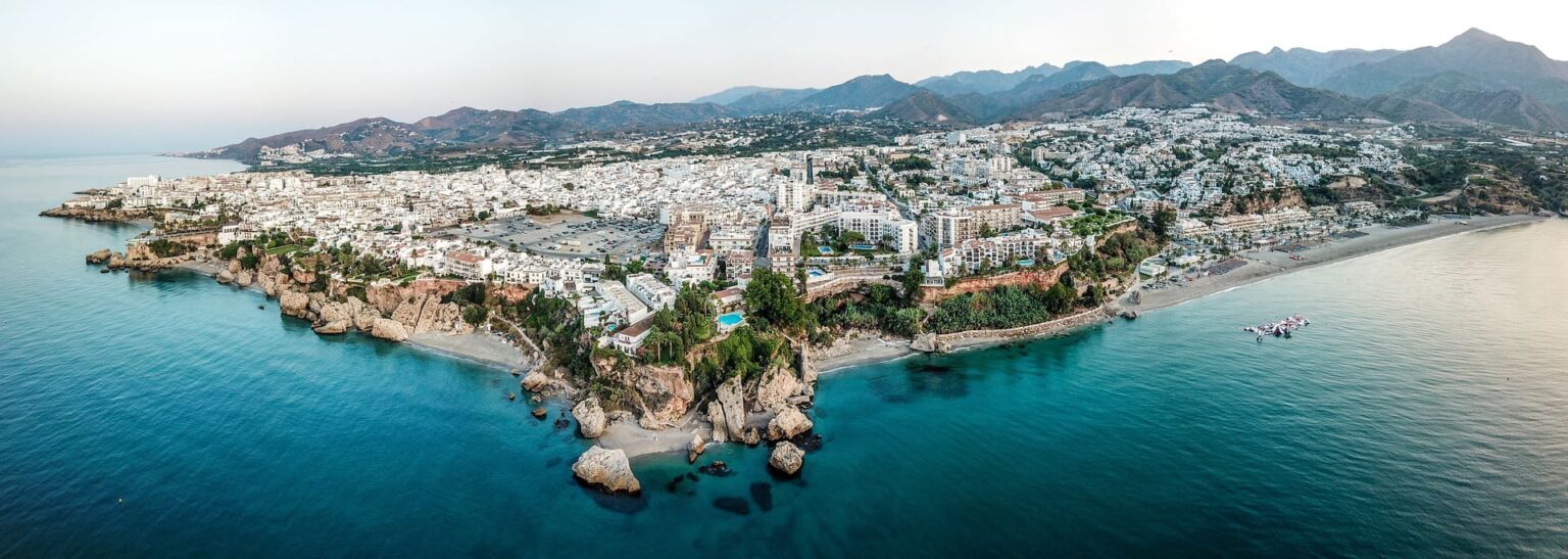 Vista de la localidad de Nerja desde el aire bordeado por el mar - Rural Sierra Sol