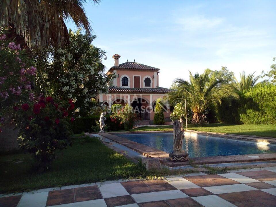 Piscina, jardines y fachada de Casa rural en Arriate (Málaga)-4139