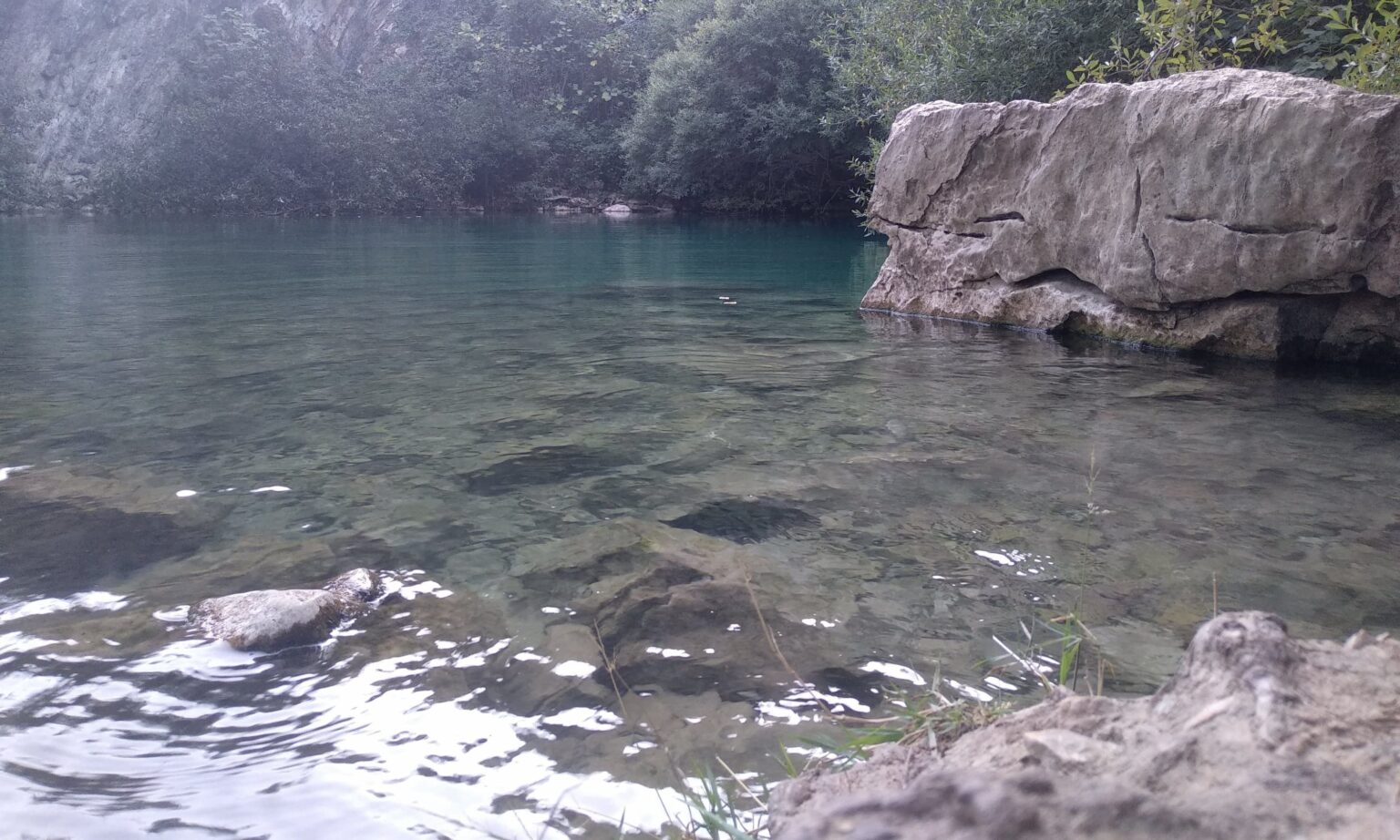 Lago de la Cueva del Gato en el que disfrutar de un refrescante baño - Rural Sierra Sol