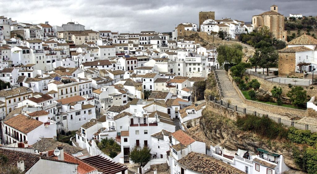 Vista del pueblo de Setenil de las Bodegas, donde se encuentra la Casa de la Damita de Setenil - Rural Sierra Sol