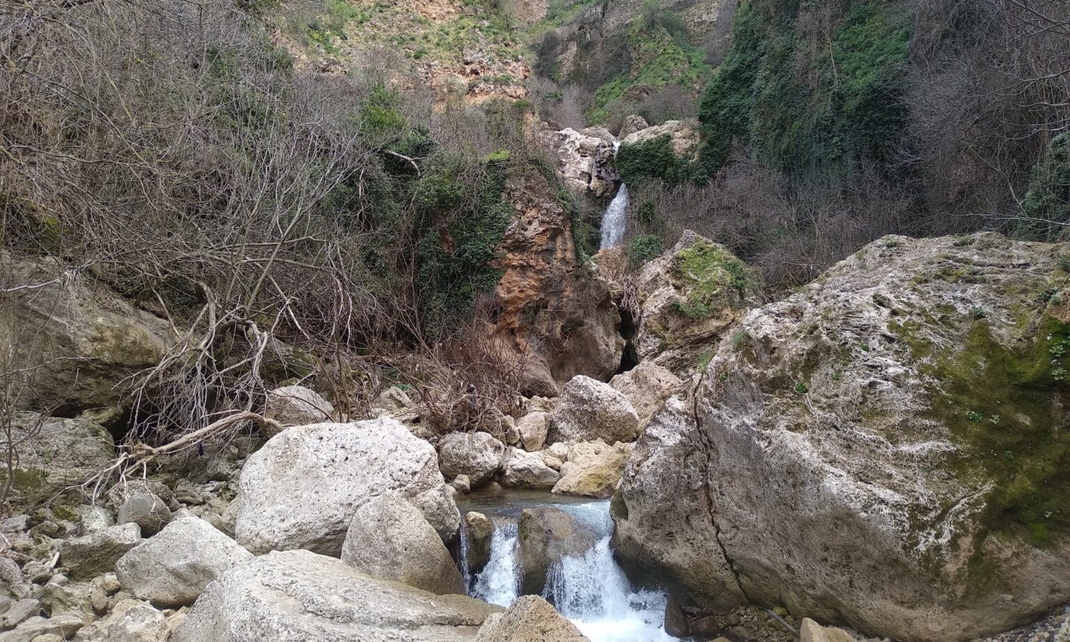 Pequeño salto de agua de la ruta de senderismo por el Tajo de Ronda - Rural Sierra Sol