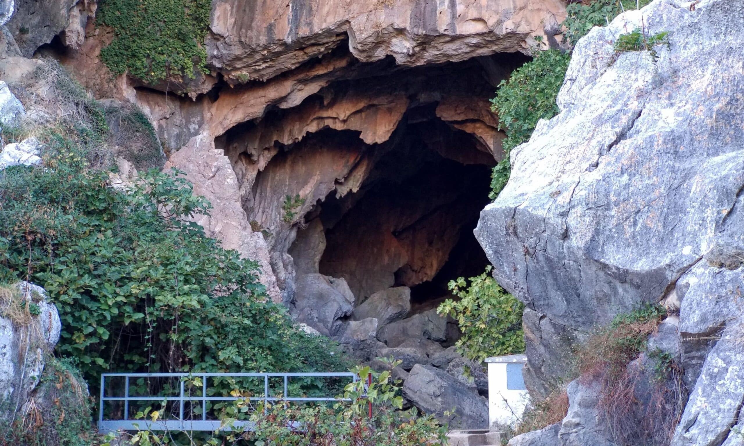 Vista de la entrada de la Cueva del Gato en Benaoján - Rural Sierra Sol
