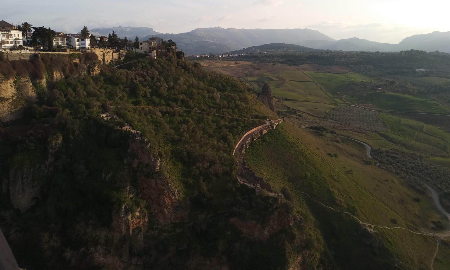 Vista desde la Alameda de Ronda, cerca del Tajo de Ronda, de la Hoya de Ronda y la Serranía de Ronda - Rural Sierra Sol