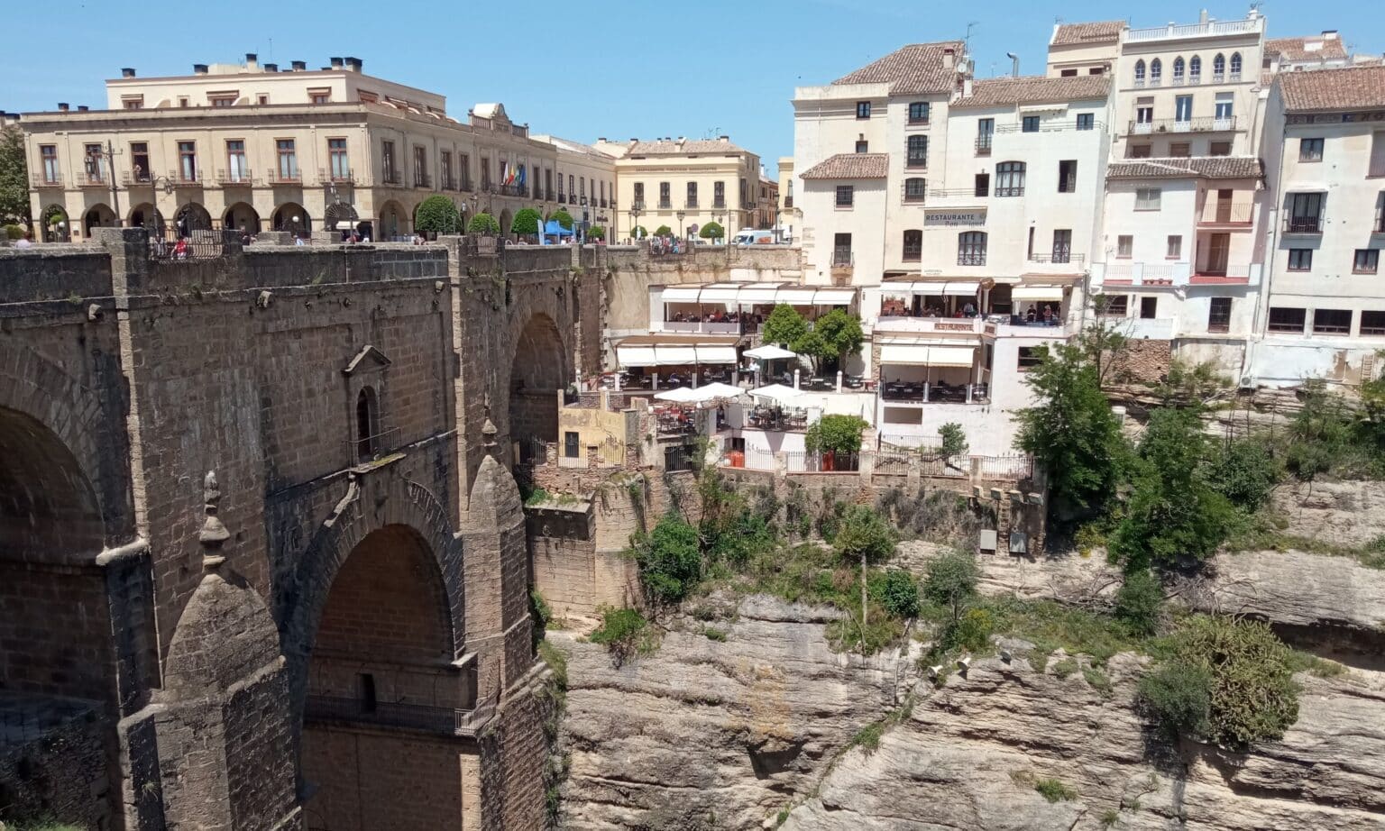 Vista del Puente Nuevo y las casas que se encuentran en pleno desfiladero del Tajo de Ronda - Rural Sierra Sol