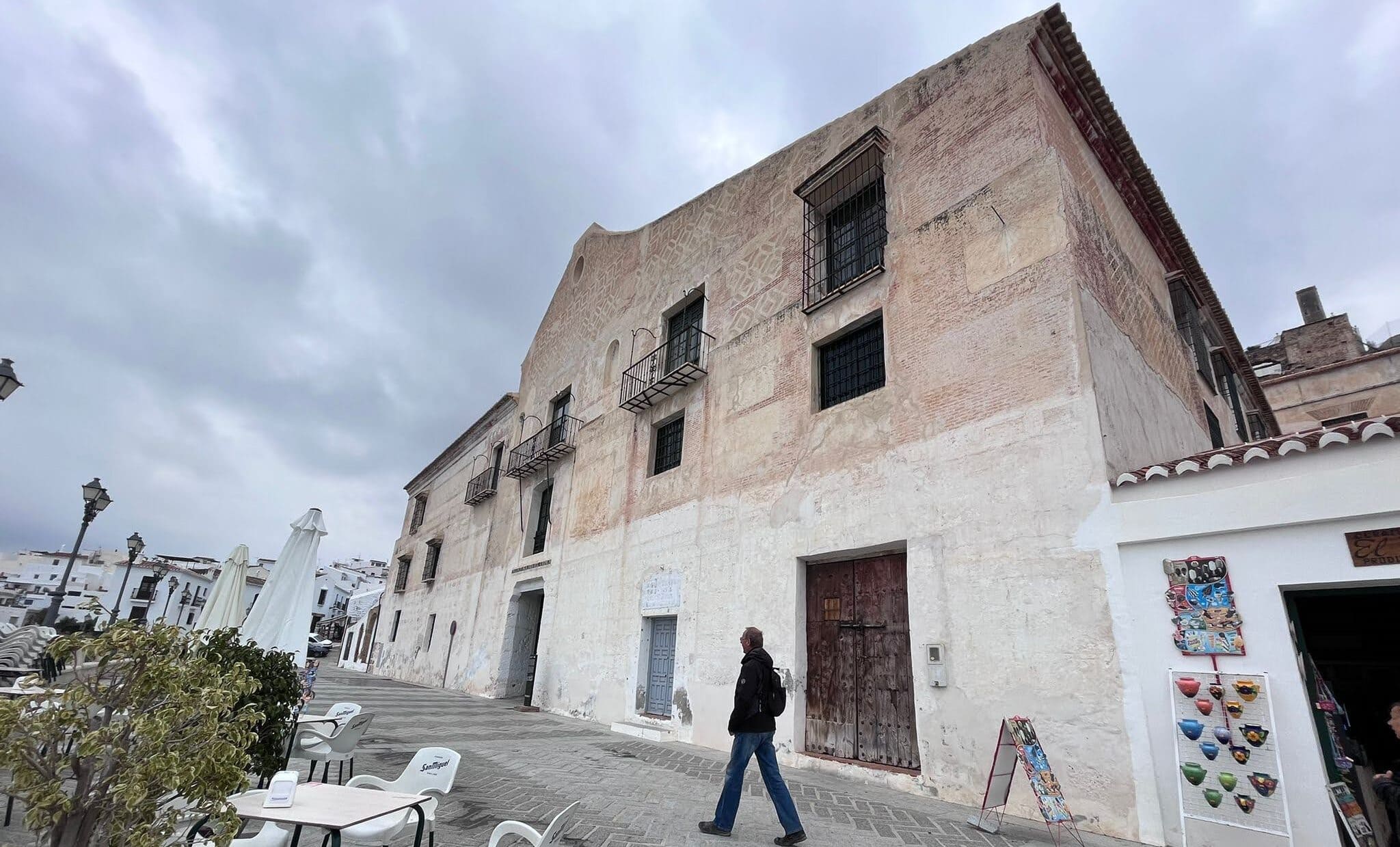 Fachada del Palacio de los Condes de Frigiliana con su pequeña tienda al lado - Rural Sierra Sol