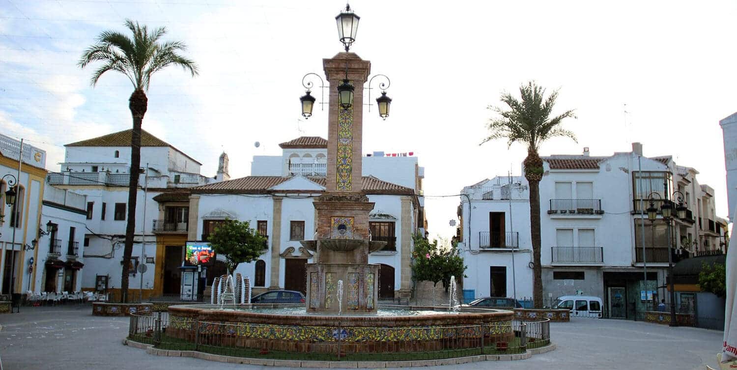 Plaza con fuente en el pueblo de Villamartín - Rural Sierra Sol