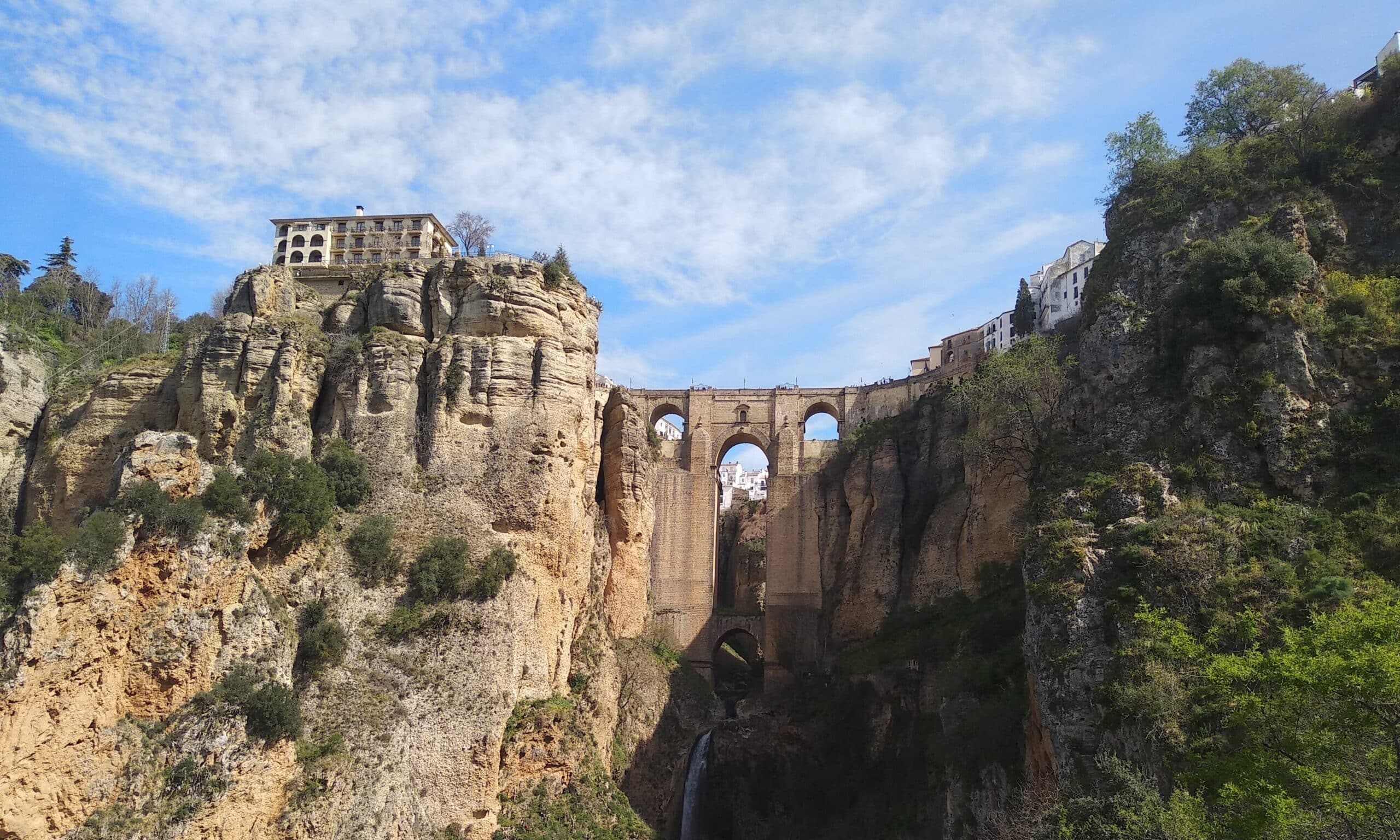 Vista del Tajo de Ronda desde un punto de vista contrapicado con el Puente Nuevo - Rural Sierra Sol