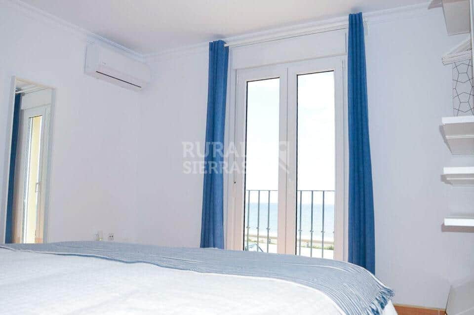 Dormitorio con vistas al mar de Casa rural en Chilches (Vélez-Málaga)- Málaga-4141