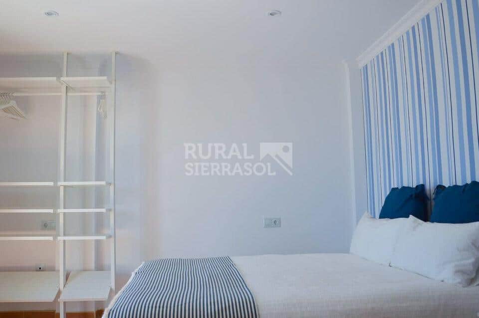 Dormitorio con cama doble de Casa rural en Chilches (Vélez-Málaga)- Málaga-4141