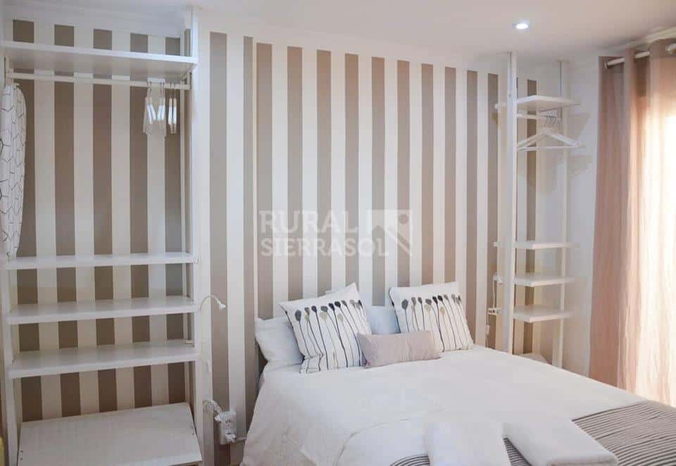 Dormitorio con cama doble de Casa rural en Chilches (Vélez-Málaga)- Málaga-4141