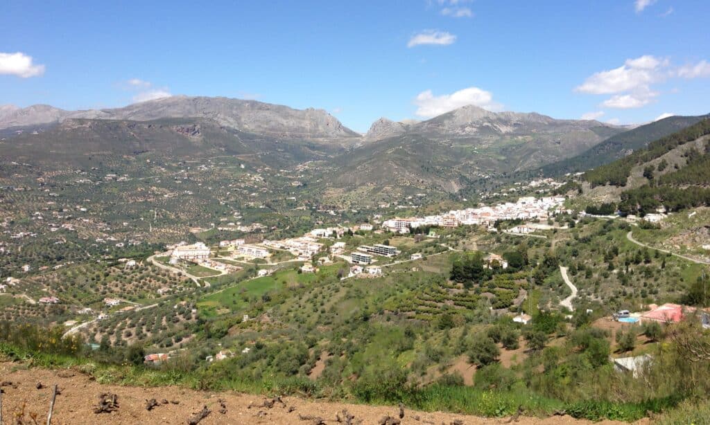 Vista del pueblo de Alcaucín y su entorno natural desde una ruta de senderismo - Rural Sierra Sol