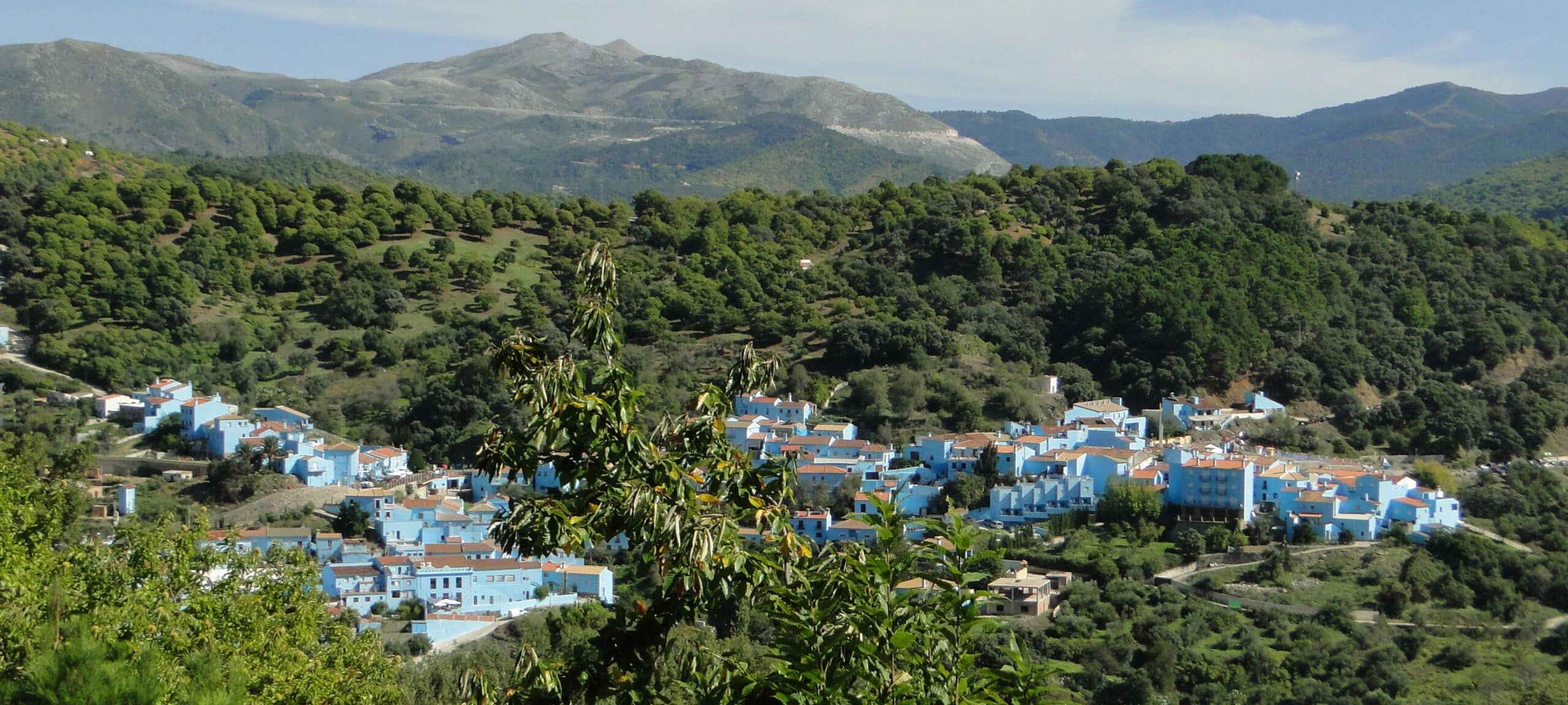 Vista del pueblo de Júzcar y su entorno natural, como algunas de las vistas de sus miradores - Rural Sierra Sol